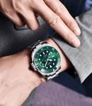 relógio de pulso masculino aço elegante em pulso com mostrador verde e bracelete de aço inoxidável.